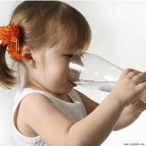 Chọn cốc làm bằng tre giúp mẹ cho bé uống nước an toàn