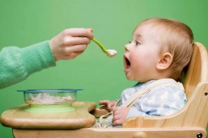 Trẻ được khuyến cáo ăn dặm từ 6 tháng tuổi