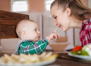 trẻ 4 tháng ăn dặm được chưa Một vài biểu hiện của con có thể khiến mẹ lầm tưởng với dấu hiệu con sẵn sàng ăn dặm