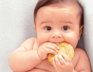 Bánh ăn dặm giúp bổ sung dinh dưỡng cho bé