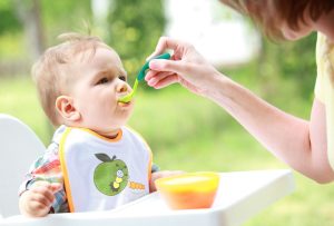 Mẹ nên thêm dầu ăn vào món ăn cho bé dễ tiêu hóa và hấp thụ dinh dưỡng