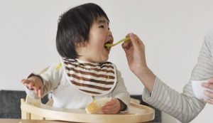 Bố mẹ nên cho con ăn dặm khi 6 tháng tuổi để đáp ứng nhu cầu dinh dưỡng của con