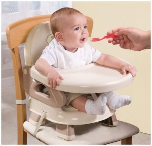 ghế tập ăn cho bé Thời điểm phù hợp nhất cho bé ngồi ghế ăn chính là khi con vừa đủ 6 tháng. Tức là bé bắt đầu ăn dặm thì mẹ cho bé ngồi ăn trên ghế ăn dặm ngay.