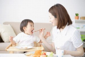 ghế ngồi ăn cho bé Ghế ăn dặm giúp bé ngồi thẳng và tránh bị hóc, sặc khi ăn