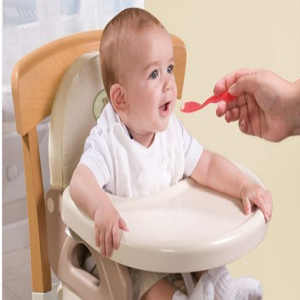 Ghế ăn dặm giúp bé ngồi ăn tập trung và nề nếp hơn