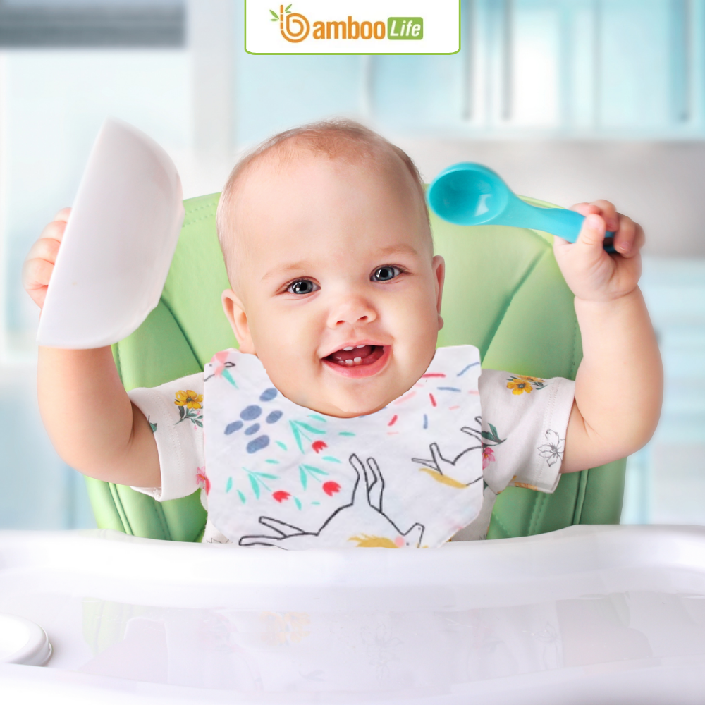 Yếm tam giác thiết kế xinh xắn, giúp bé thích thú mỗi bữa ăn