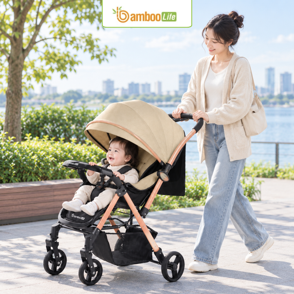 Bé sơ sinh nằm xe đẩy giúp ba mẹ thuận tiện khi di chuyển